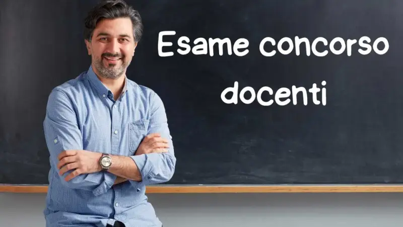 Uomo sorridente davanti a una lavagna con scritto "Esame concorso docenti". Preparazione per il concorso MIUR.